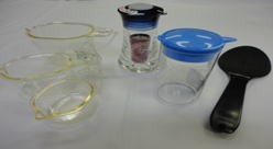 液体調味料入れ・黒色の用具等の写真